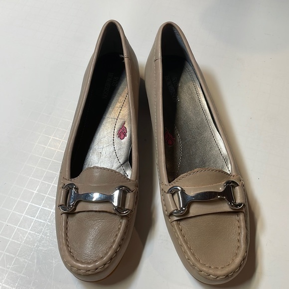 Ros Hommerson women’s tan leather loafers. Size 5.5. - Picture 1 of 9